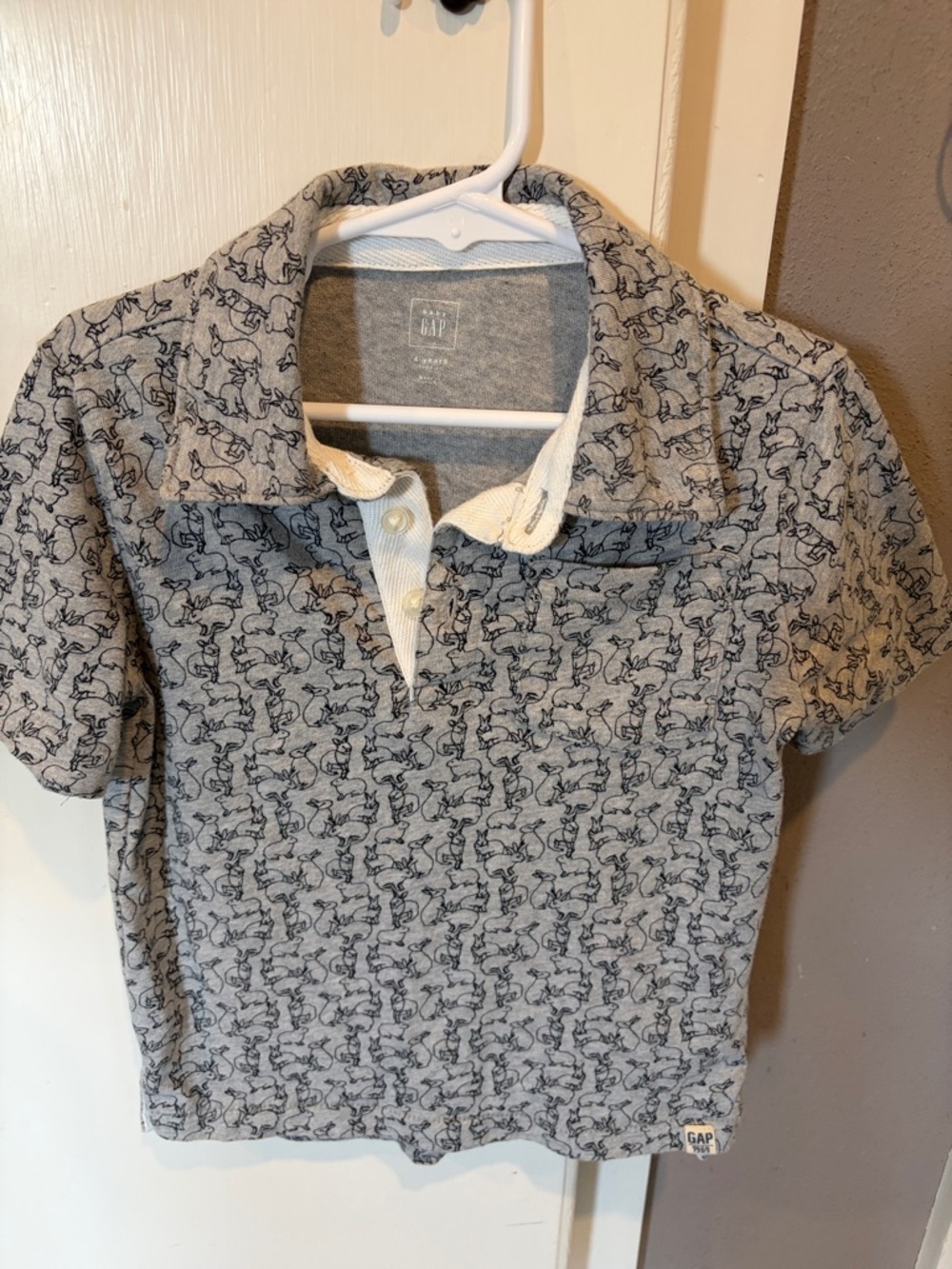 GAP Light Gray Polo with Black Doodle Print size 4